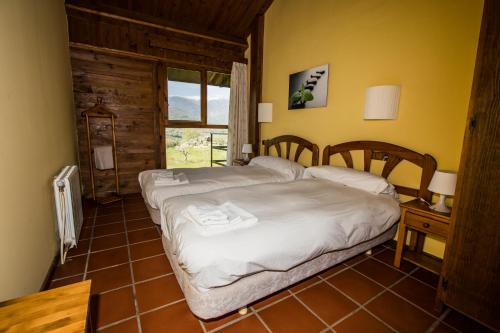 罗博勒蒂罗-德拉维拉霍斯皮德里亚戴尔西兰希奥酒店的一间带床的卧室,位于带窗户的房间内