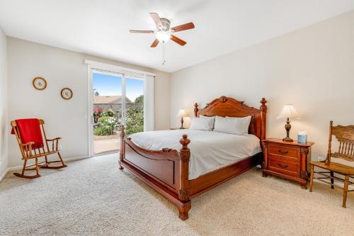 温莎Wine Country Getaway的一间卧室设有一张大床和一个窗户。