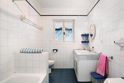 罗切El Mirlito的白色的浴室设有水槽和卫生间。