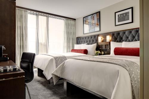 纽约纽约射手酒店的酒店客房设有两张床和窗户。