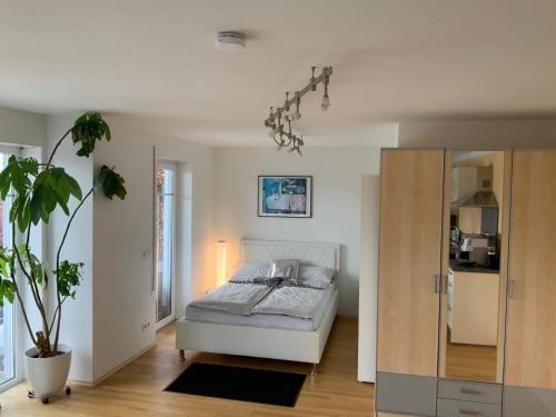 欧德扎奥森Apartment „Am Südhang“的一间卧室配有一张床和盆栽植物