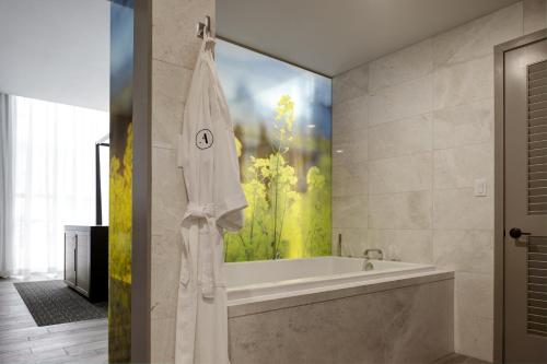纳帕纳帕弓箭酒店的带浴缸的浴室和墙上的大画
