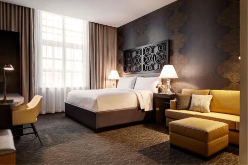 纳帕纳帕弓箭酒店的配有一张床和一把椅子的酒店客房