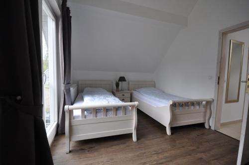 格洛韦Haus Annette的一间卧室设有两张床和窗户。