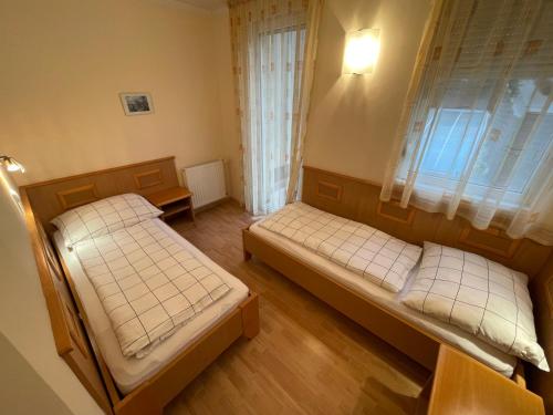 赫维兹Garda Apartman的小型客房 - 带2张床和窗户