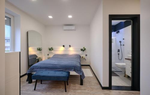 塔塔班亚Monos Apartman的一间带床和镜子的卧室以及一间浴室