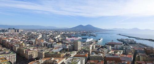 那不勒斯NH Napoli Panorama的水中船只的城市空中景观