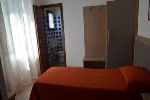 特龙扎诺拉戈马焦雷阿尔德格戴安娜酒店的一间带红色床的卧室和一间浴室