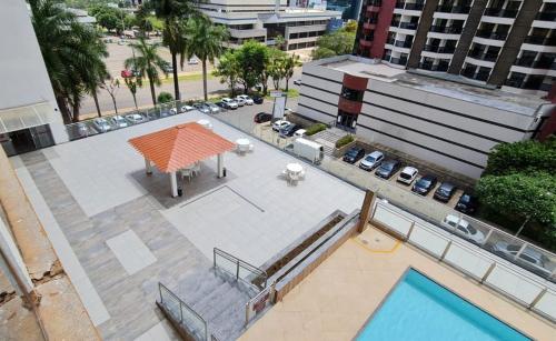 巴西利亚Apart Hotel em Brasília - MA Empreendimentos的大楼顶部游泳池的顶部景色