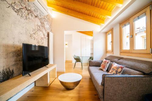 马德里Smartr Madrid Gran Via Apartments的带沙发和平面电视的客厅