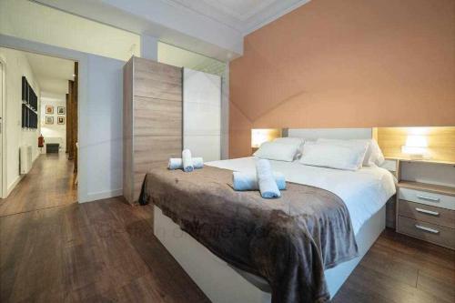 希洪Lavaderu Apartamento的一间卧室配有一张大床和两个枕头