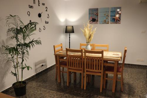 亚历山大Nour 1的一间设有桌子和盆栽的饭厅