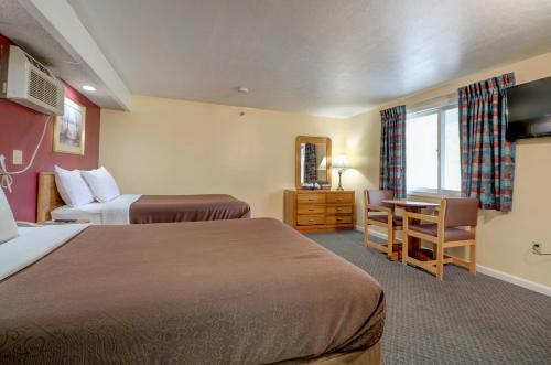 索科Classic Inn的酒店客房配有两张床和一张书桌