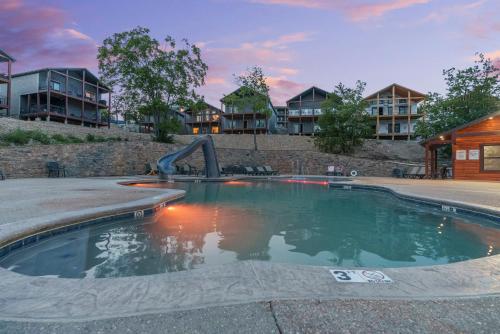 布兰森Table Rock Resorts at Indian Point的中间设有滑梯的游泳池