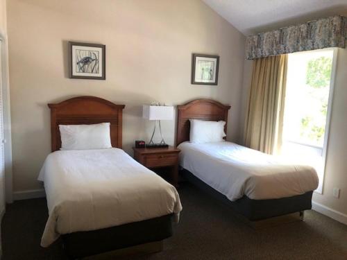 默特尔比奇The Links的酒店客房设有两张床和窗户。