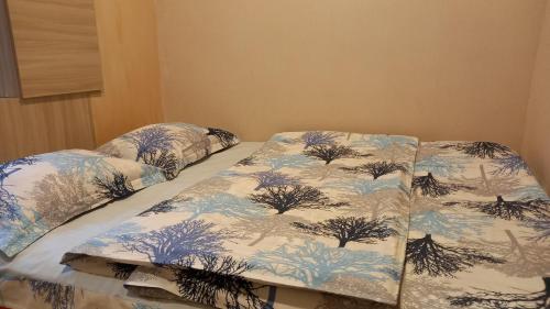 VagharshapatApartment ANI的床上铺有蓝色和白色的毯子
