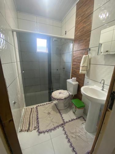 伊瓜苏Casa do Sussego的带淋浴、卫生间和盥洗盆的浴室
