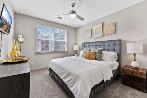 奥斯汀Modern & Chic 1BR Luxury Apts Close to Downtown & Airport的一间卧室设有一张床和一个窗口
