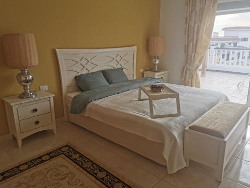 圣地亚哥港Villa Alexander的一间卧室配有一张大床,上面有桌子