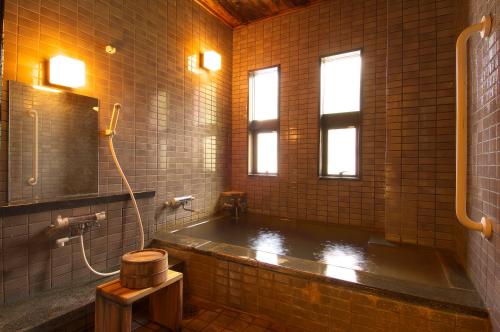 山之内町赤娜玉凯特酒店的带浴缸和盥洗盆的浴室