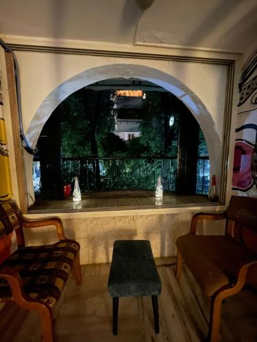 孟买Krazy Solo Hostel的一间带拱门和桌椅的房间