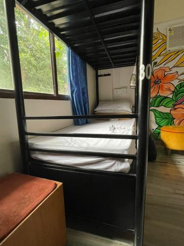 孟买Krazy Solo Hostel的带窗户的客房内的双层床