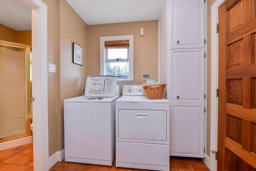 科莫克斯Kye Bay Winter Beach House的小型洗衣房配有洗衣机和烘干机
