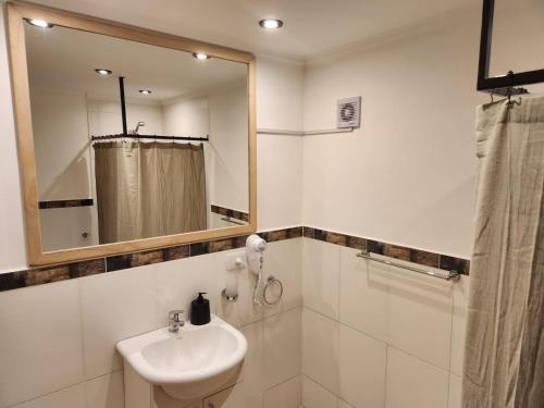 埃博森Andes Departamentos的白色的浴室设有水槽和镜子