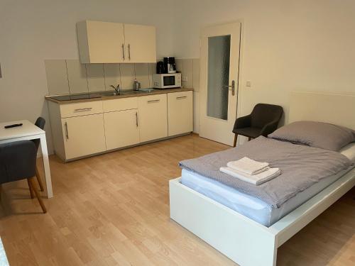 杜塞尔多夫杜塞城市公寓的一间带床的小卧室和一间厨房