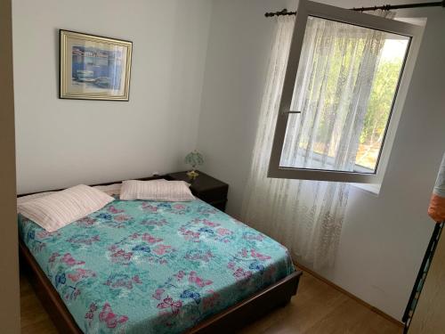 布尔扎克Apartman Ruža的一间卧室设有一张床和一个窗口
