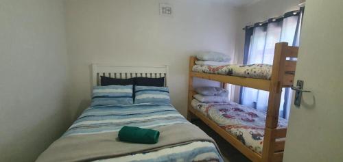 谢普斯敦港Beach Break Holiday Flat的一间卧室设有两张双层床和一扇窗户。
