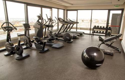 恩德培AIRPORT HOTEL Entebbe的健身房,里面设有许多健身器材