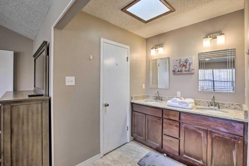 埃尔帕索Family-Friendly El Paso Abode with Large Yard!的浴室设有2个水槽和镜子