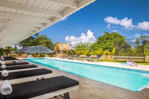 喀巴里特El Encuentro Surf Lodge的度假酒店内带躺椅的游泳池
