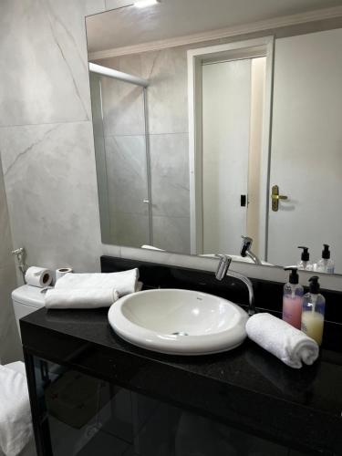 阿奎拉兹Ap Aquaville resort -CE的浴室设有白色水槽和镜子