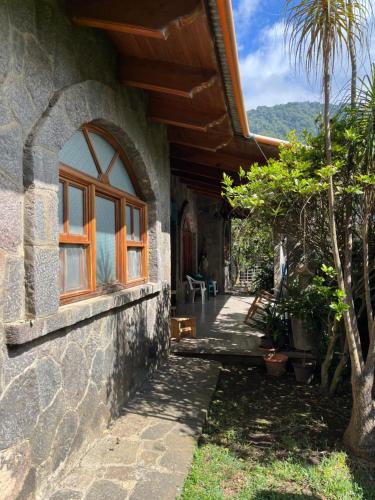 San Lucas TolimánCasa Qatzij - Guest House, Lake Atitlan的石头房子,设有窗户和庭院
