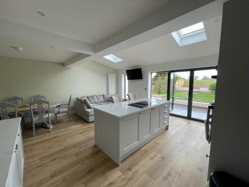 DunstallNewly renovated 3 Bed property - countryside views的厨房以及带沙发和桌子的客厅。