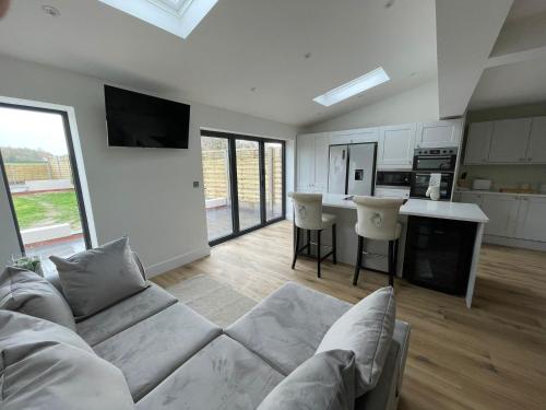 DunstallNewly renovated 3 Bed property - countryside views的带沙发的客厅和厨房