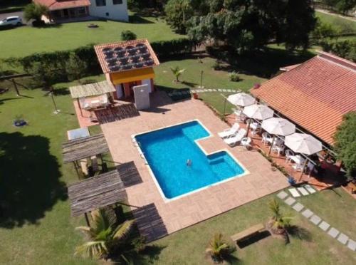 圣代佩德罗Estância Travessia的享有庭院内游泳池的空中景致