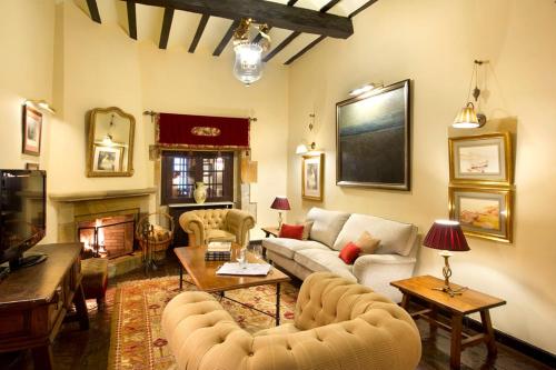 桑提亚纳德玛帕拉多德桑提拉纳吉尔布拉斯酒店的带沙发和壁炉的客厅
