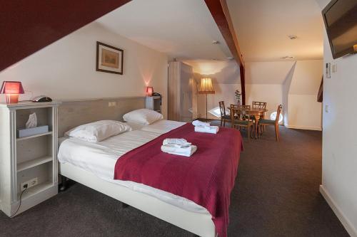 阿默斯福特Hotel de Gaaper的一间卧室配有一张大床和一张桌子