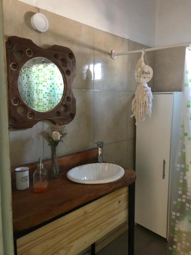 圣卡洛斯Los Chañares的浴室设有水槽和镜子,位于柜台上