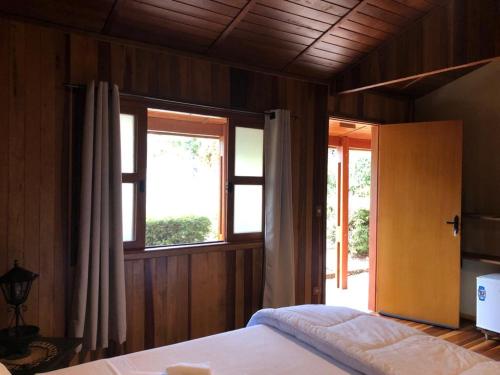 圣代佩德罗Estância Travessia的一间卧室设有一张床和一个窗口