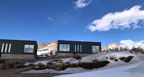 洛斯莫莱斯Cabañas de Montaña Armonías Lodge的一座山地雪地建筑