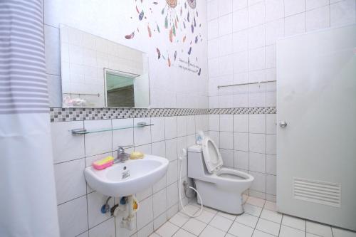 台南Goodyear 台南包棟民宿的一间带水槽和卫生间的浴室