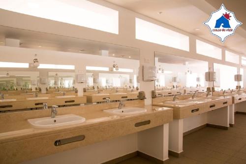 科武港Costa do Vizir Beach Village的一间带一排盥洗盆和镜子的大浴室
