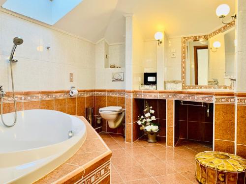 波普拉德Apartmán Residenz的带浴缸、卫生间和盥洗盆的浴室