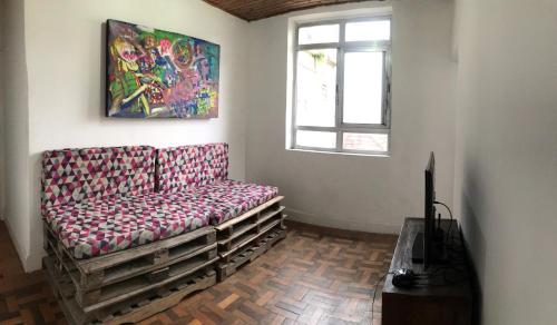 里约热内卢Hostel Selaron的墙上挂着绘画的沙发
