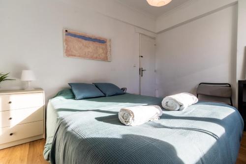 PaiõisAL Cacém的一间卧室配有两张带毛巾的床
