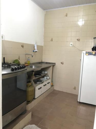 里约热内卢Hostel Selaron的厨房配有炉灶和白色冰箱。